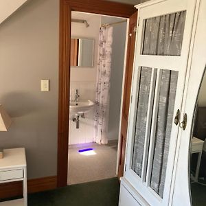 Deluxe Double Room Shower